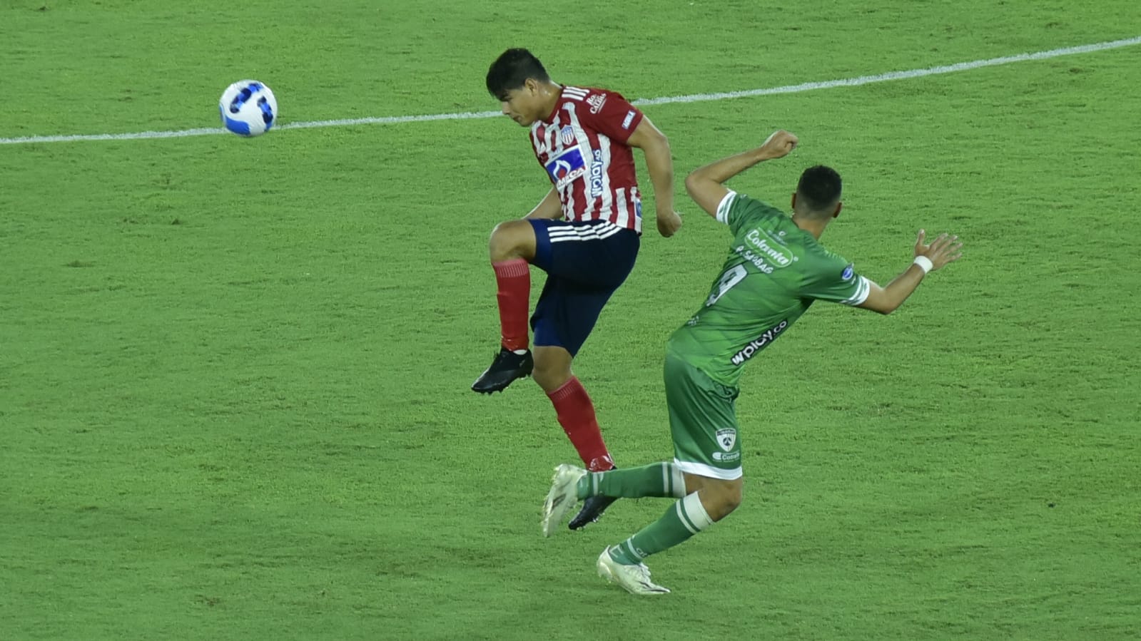 Jorge Arias defendiendo la pelota.