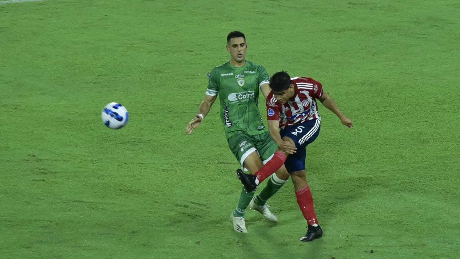 Jorge Arias despejando el balón ante la presión del rival.