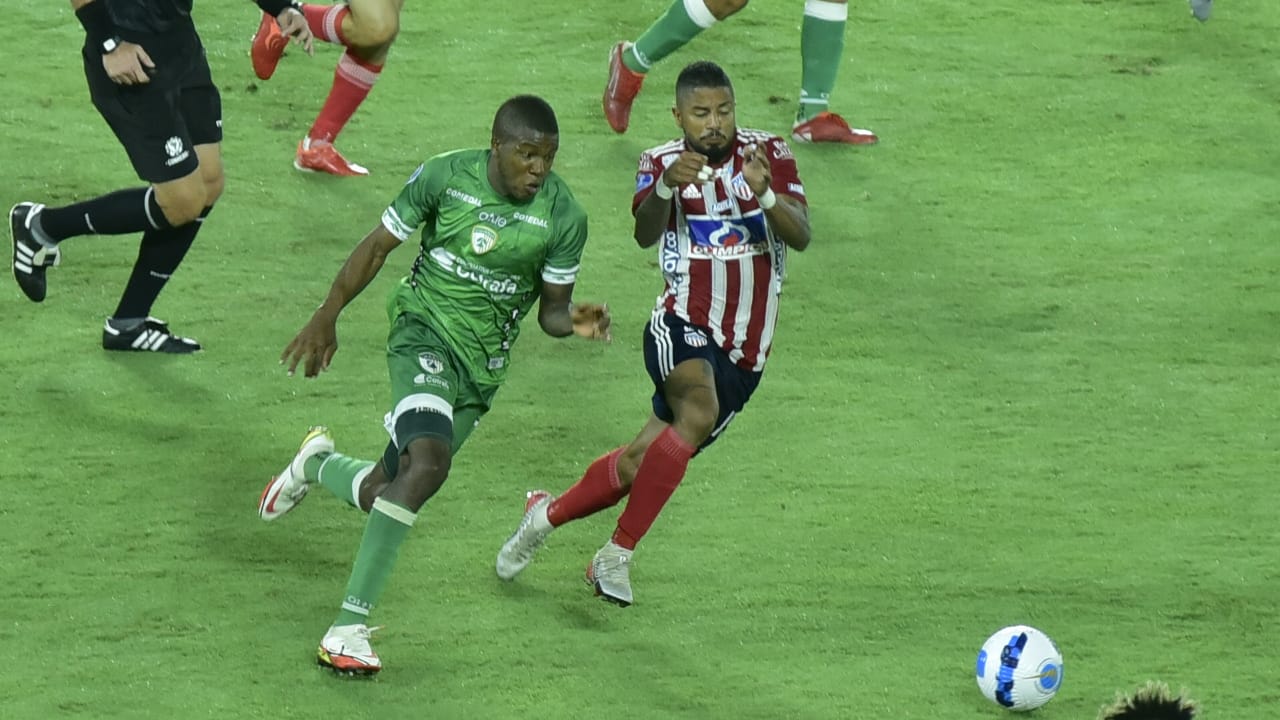 Yesus Cabrera presionando al rival.