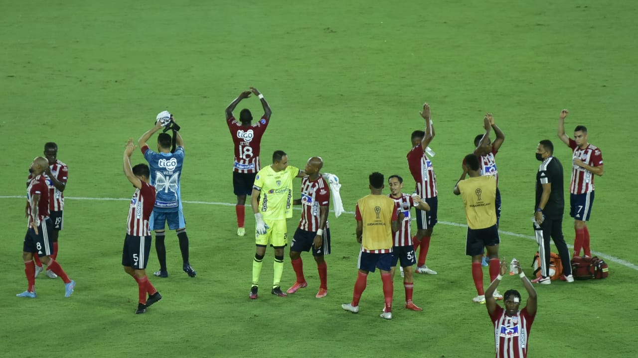 Jugadores de Junior se despidieron del público que asistió al Metropolitano.