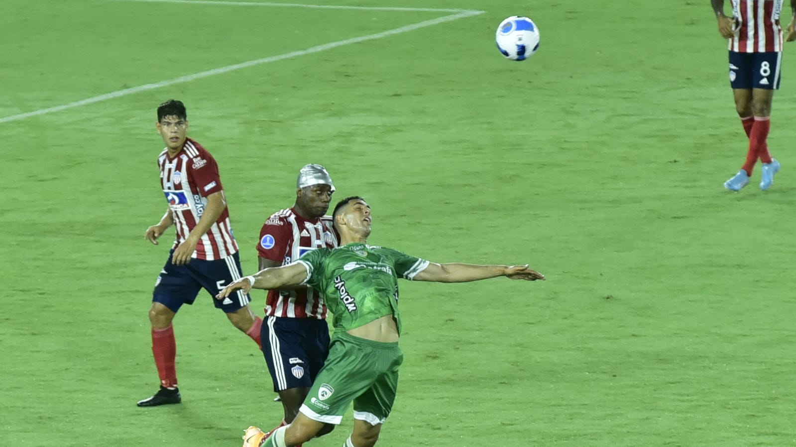 Dany Rosero disputando un balón.