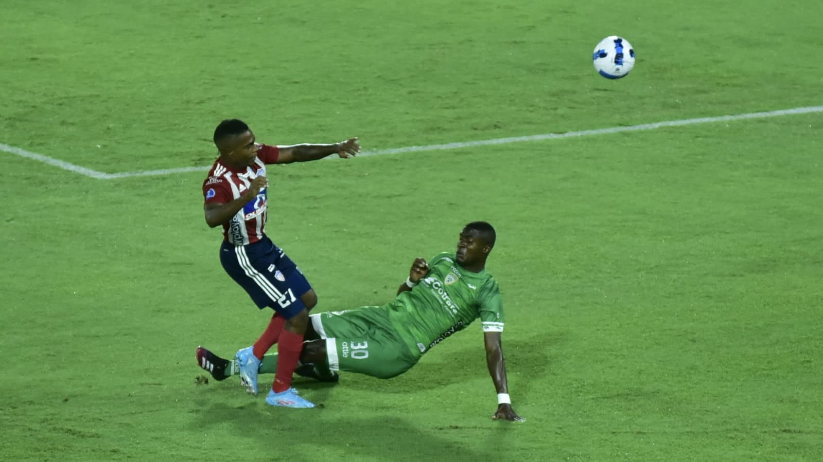 Fabián Viáfara peleando un balón ante un rival.