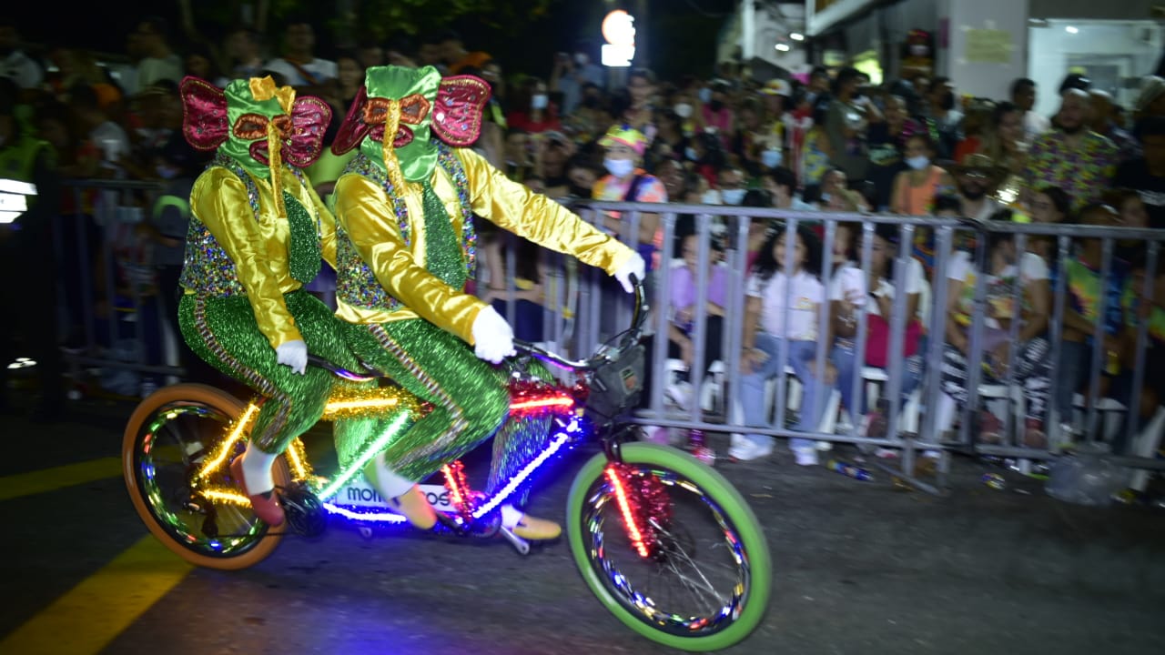 Marimondas en bicicletas.