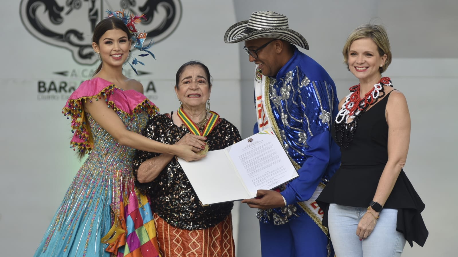 Otra imagen del reconocimiento a la coreógrafa Gloria Peña.