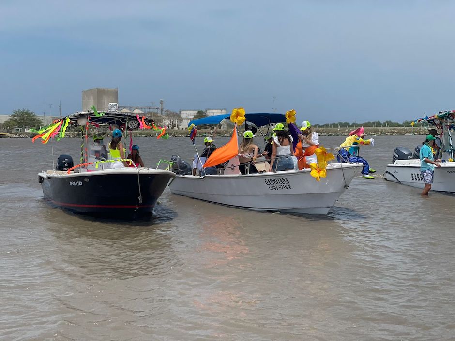 Los amigos durante el desembarque.