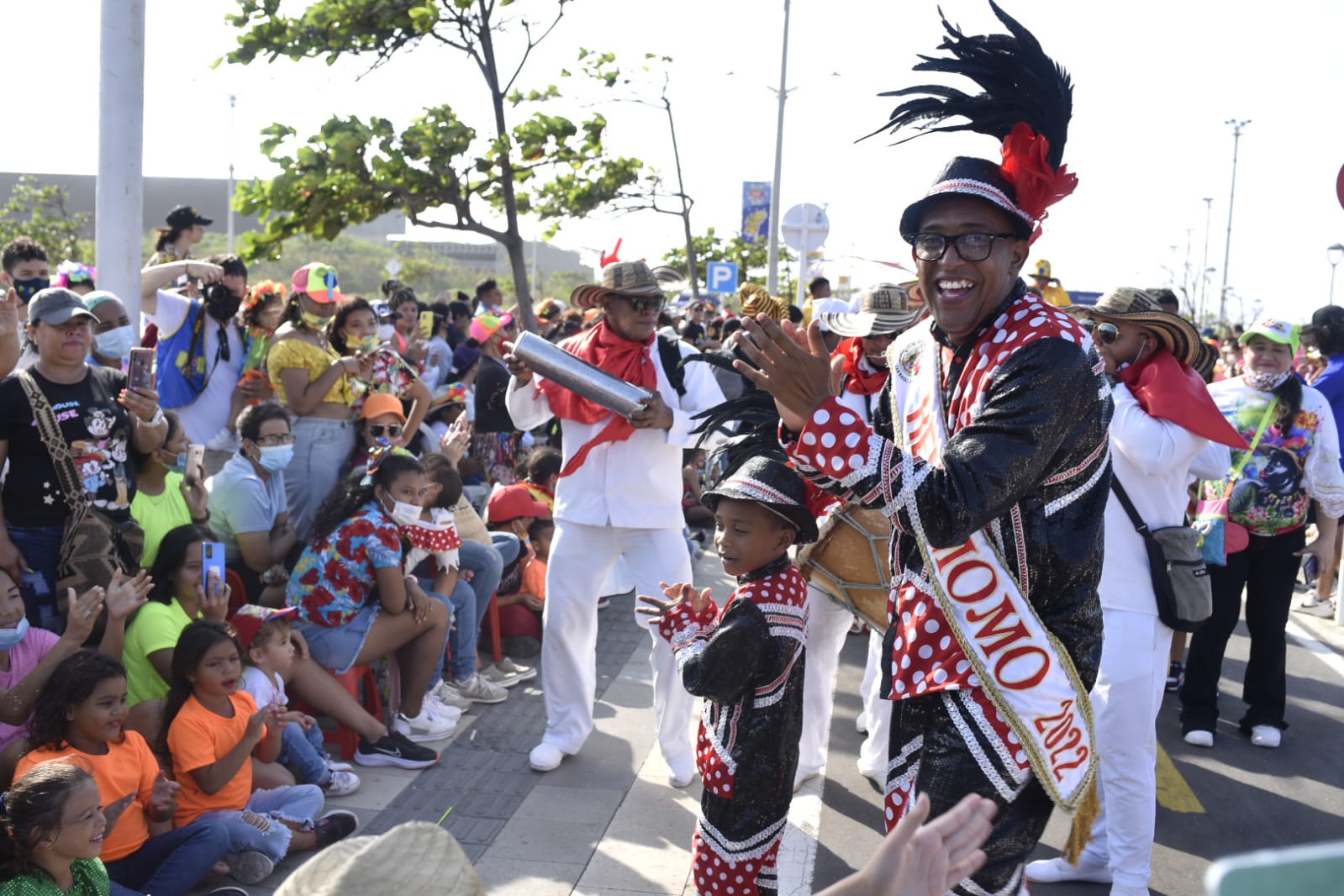 El Rey Momo, Kevin Torres, en el Malecón del Río.