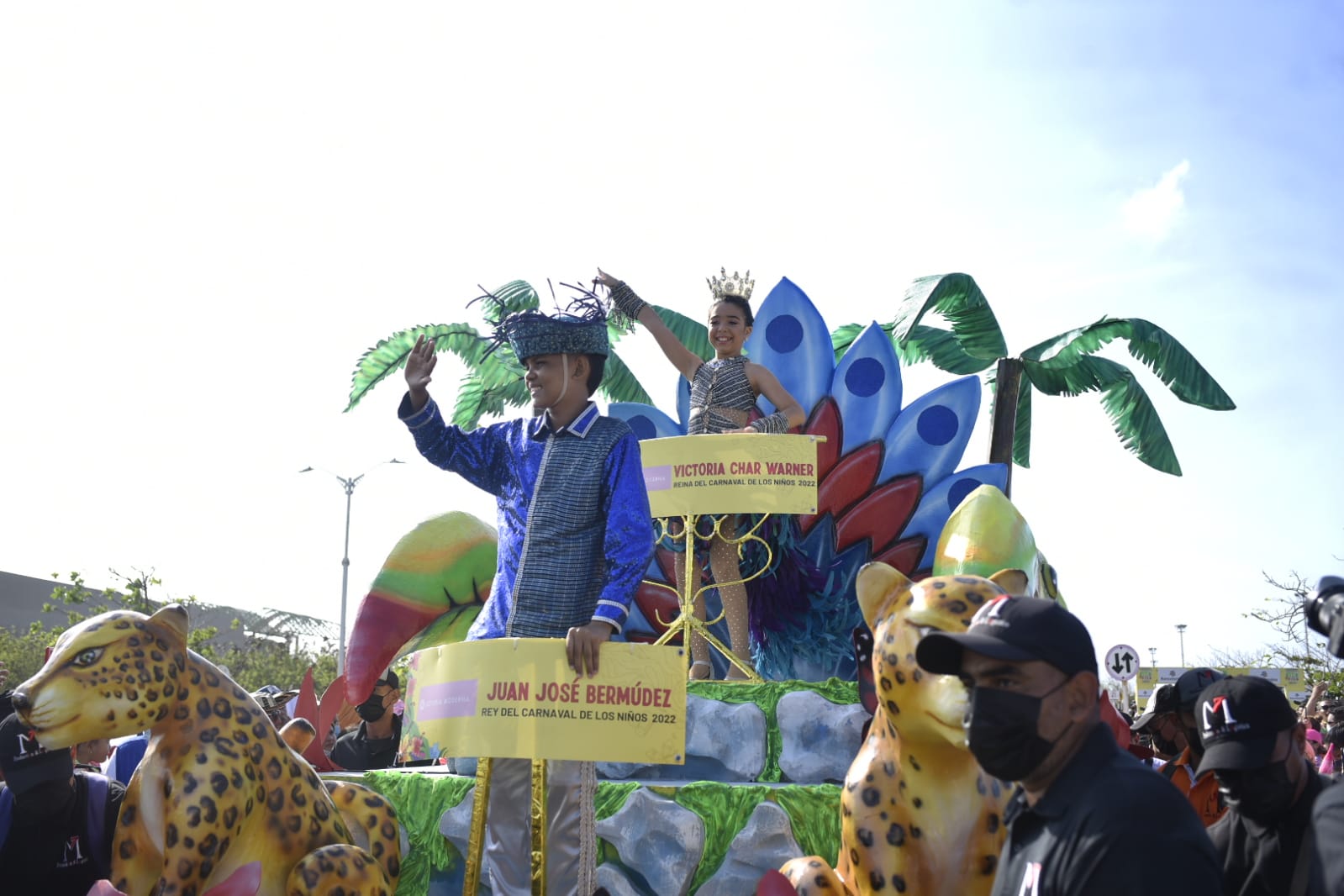 Los Reyes infantiles, Victoria y Juanjo, contagiaron con su alegría a los niños en el Malecón.