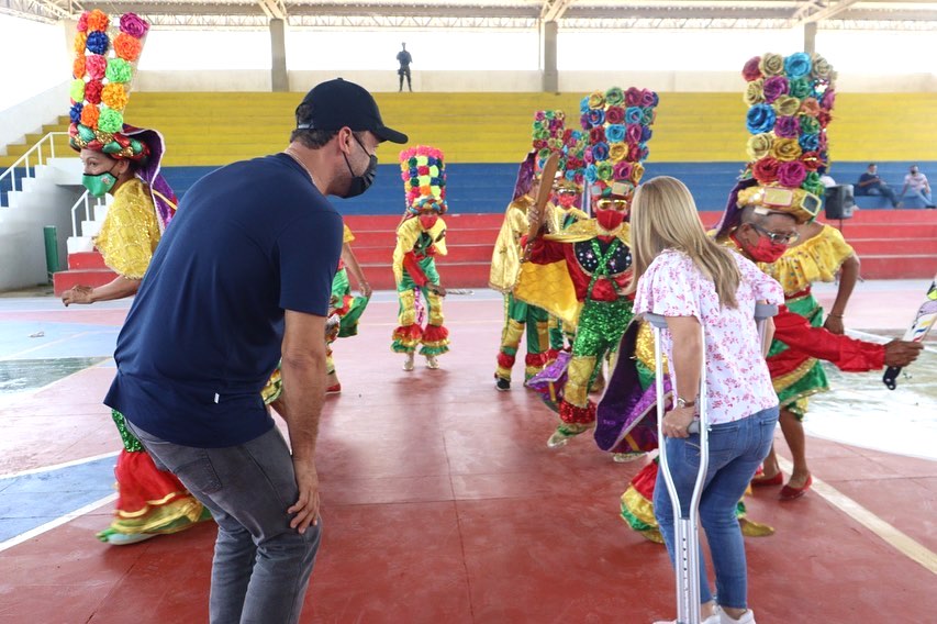 El Alcalde José Fernando Vargas y la Gobernadora Elsa Noguera compartiendo con tradicionales grupos folclóricos de Galapa.