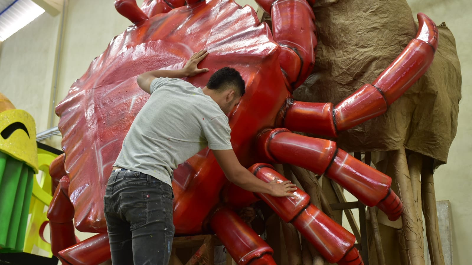 150 artesanos trabajan en el diseño de las 15 carrozas.