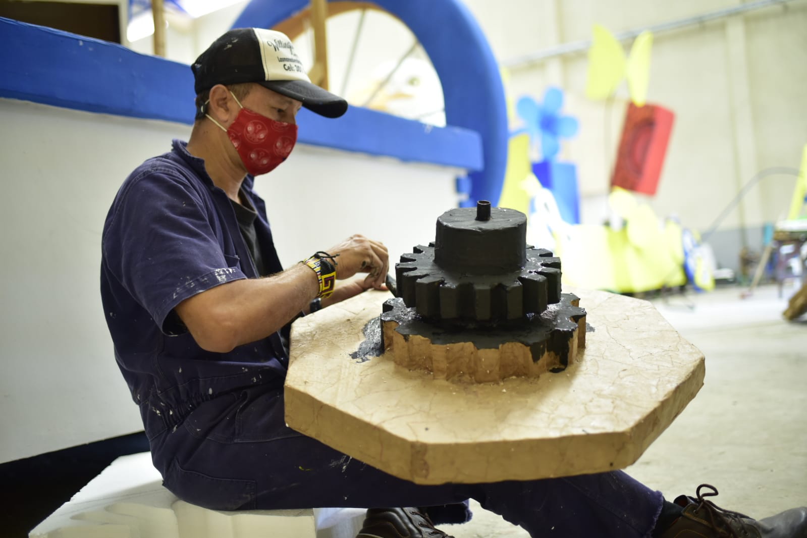 150 artesanos trabajan en el diseño de las 15 carrozas.