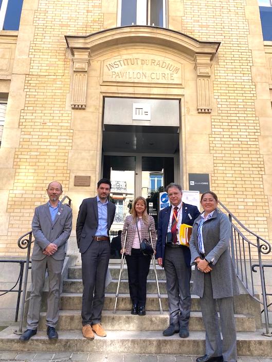 La Gobernadora Elsa Noguera y la Secretaria de Salud Alma Solano, con directivos del Instituto Curie.