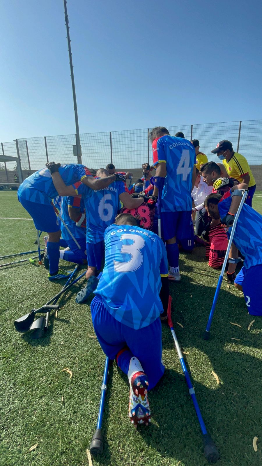 Jugadores de Colombia oran antes del partido. 