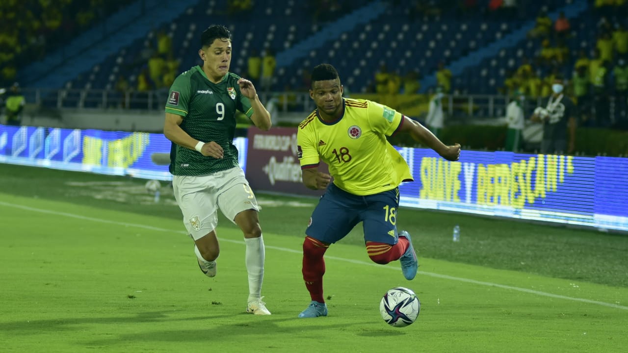 Frank Fabra eludiendo la marca de César menacho.