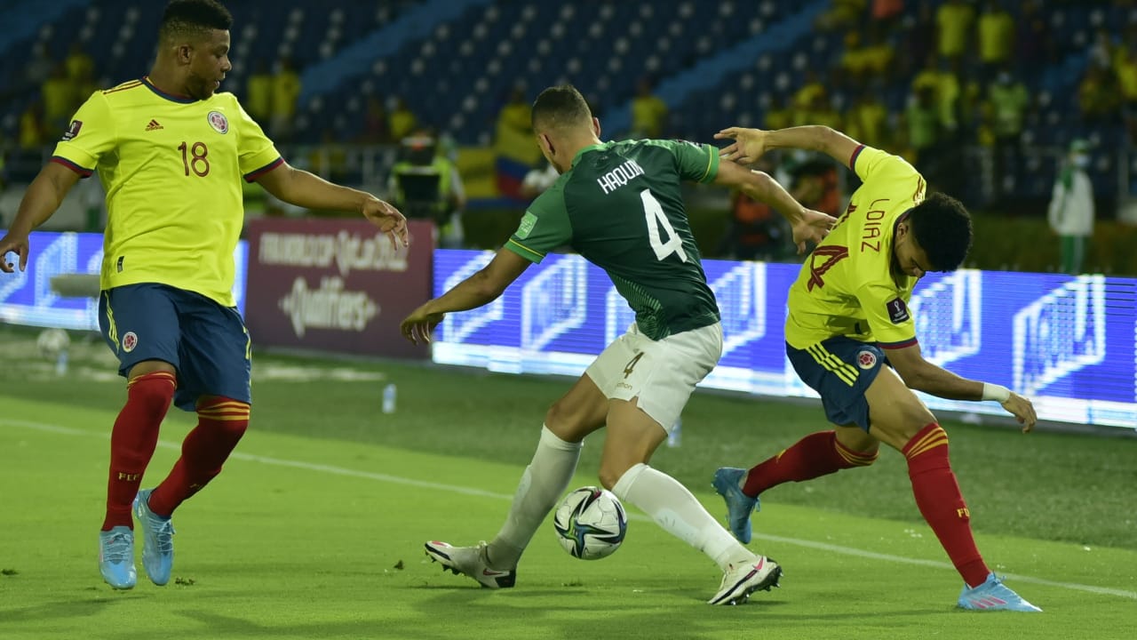 Luis Díaz y Frank Fabra intentando superar la marca de Luis Haquin.