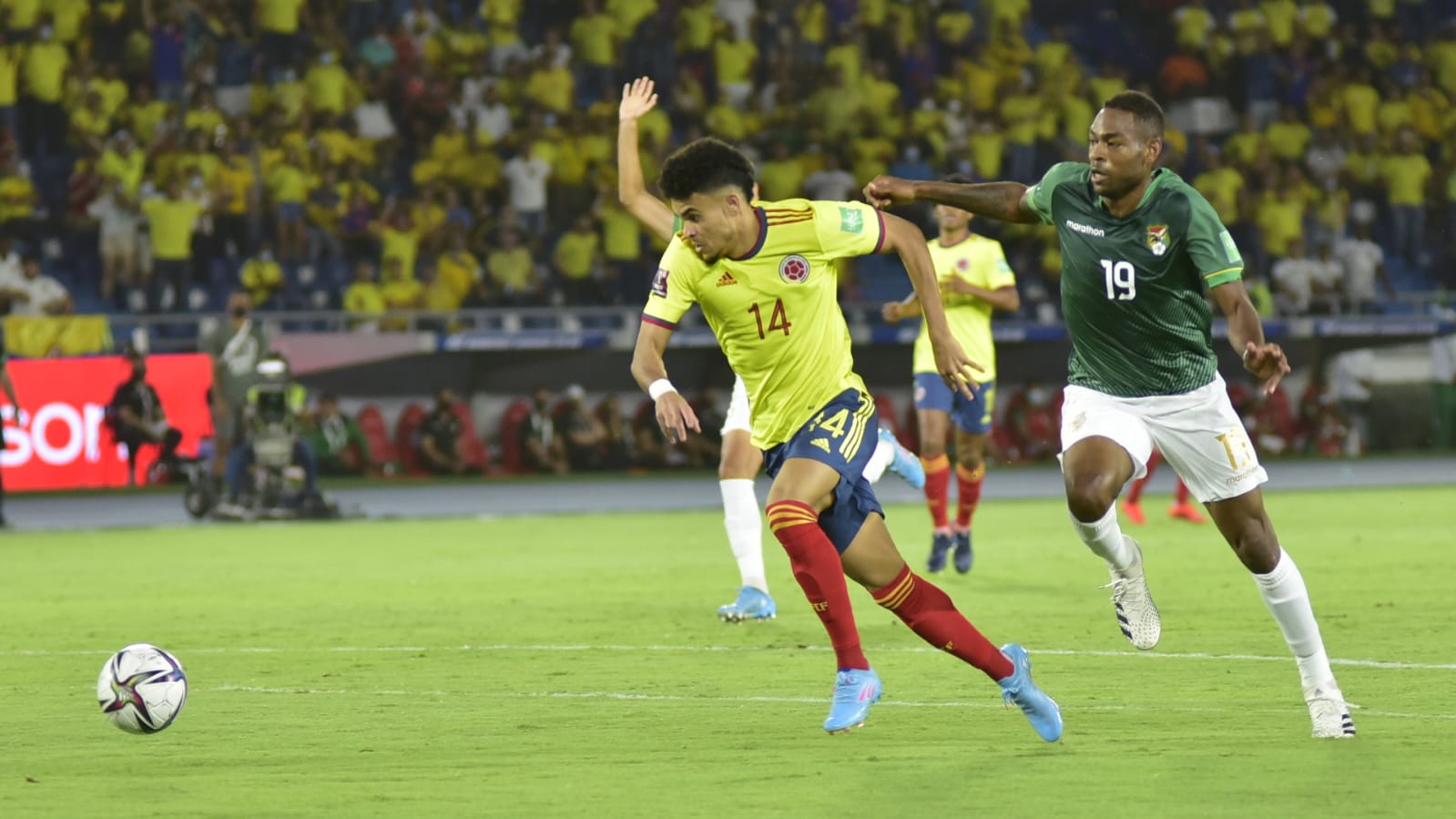 Luis Díaz eludiendo a Marc Enoumba.