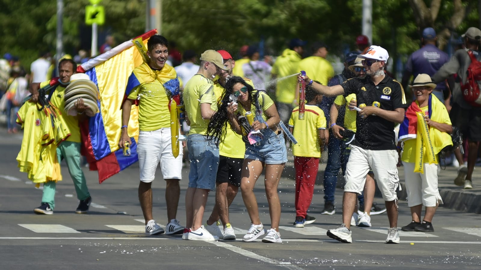 Ambiente por el partido de la Selección Colombia.