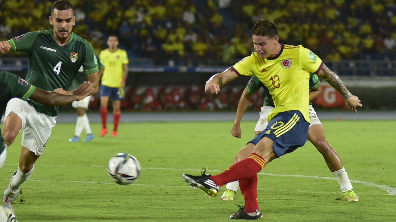 Remate de James Rodríguez ante la marca de Luis Haquin.