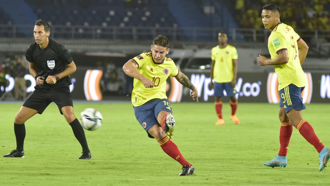 Remate de James Rodríguez-
