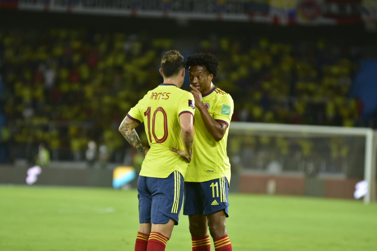 James Rodríguez y Juan Guillermo Cuadrado coordinando acciones.