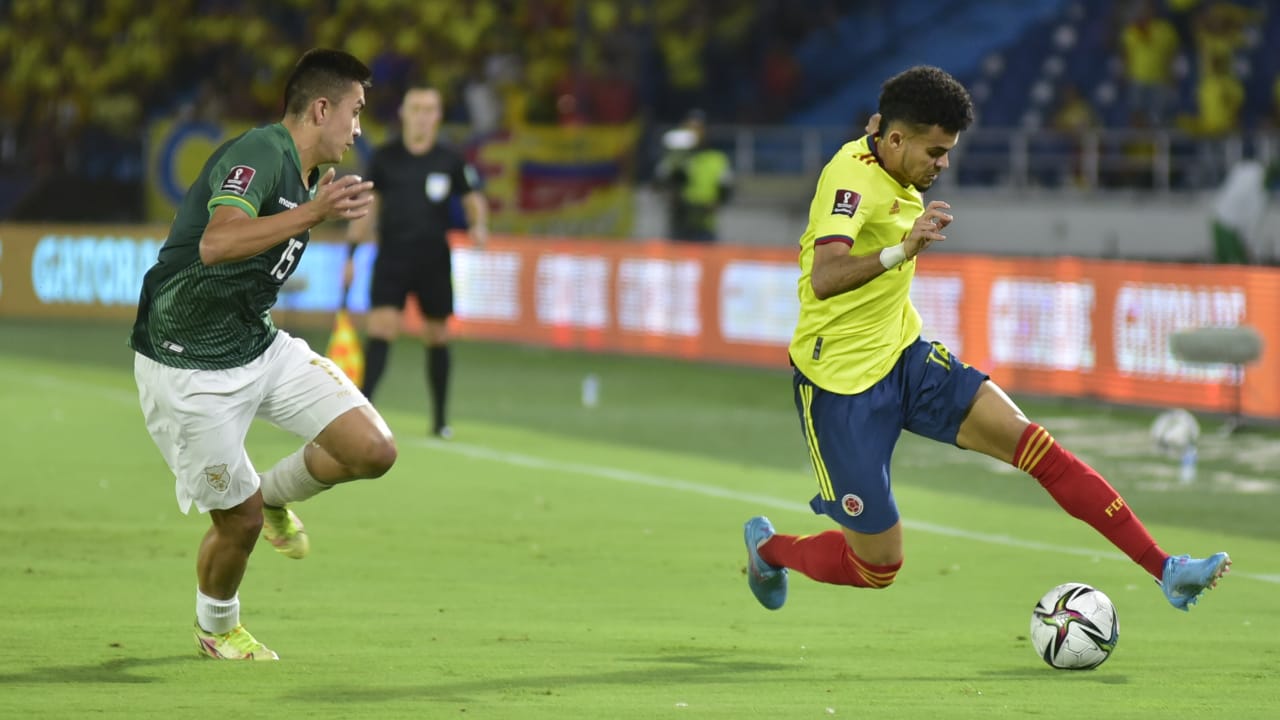 Luis Díaz eludiendo a Franz gonzález.
