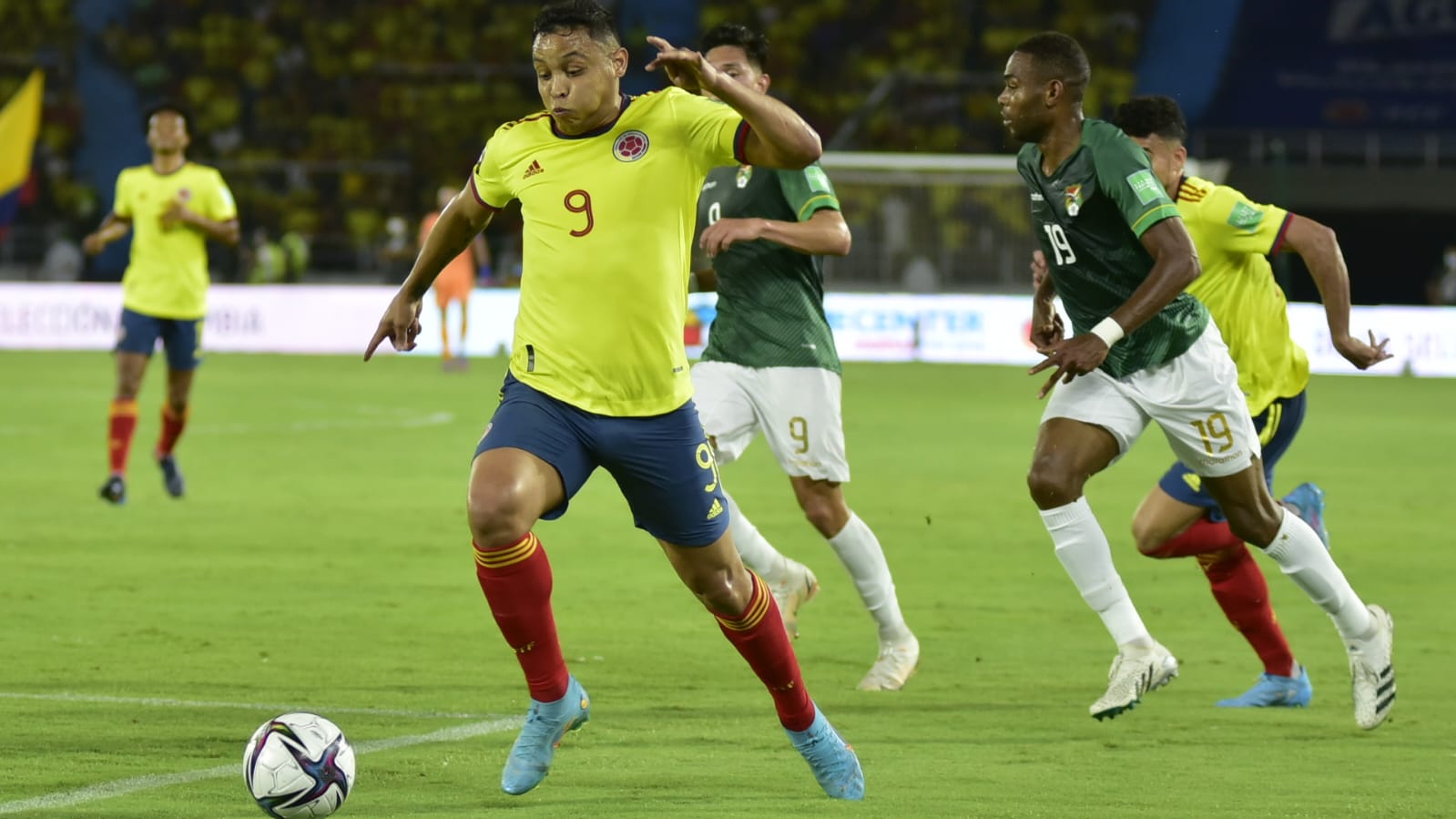 Luis Fernando Muriel en acción ofensiva.
