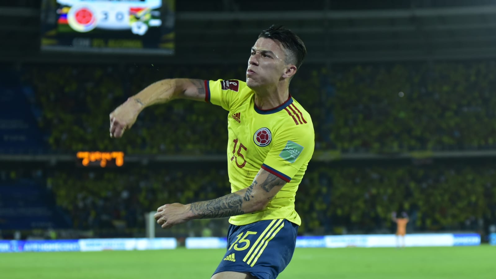 Matheus Uribe celebrando el tercero de la tricolor.