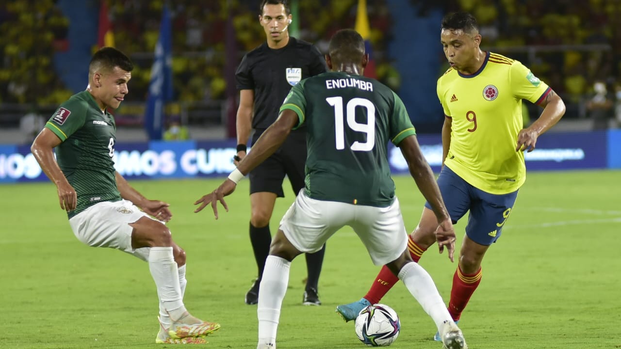 Luis Fernando Muriel enfrentando a Marc Enoumba.