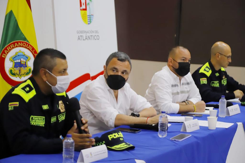 El comandante de la Mebar, brigadier general Luis Carlos Hernández; el secretario de Interior del departamento, Yesid Turbay, y el jefe de la Oficina de Seguridad del Distrito, Nelson Patrón.