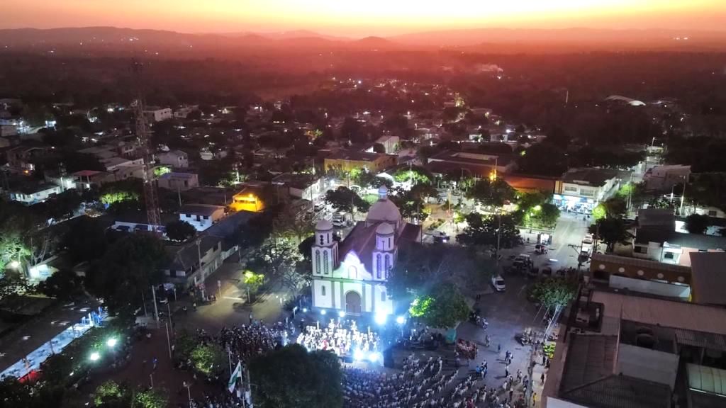 Panorámica nocturna durante la celebración.