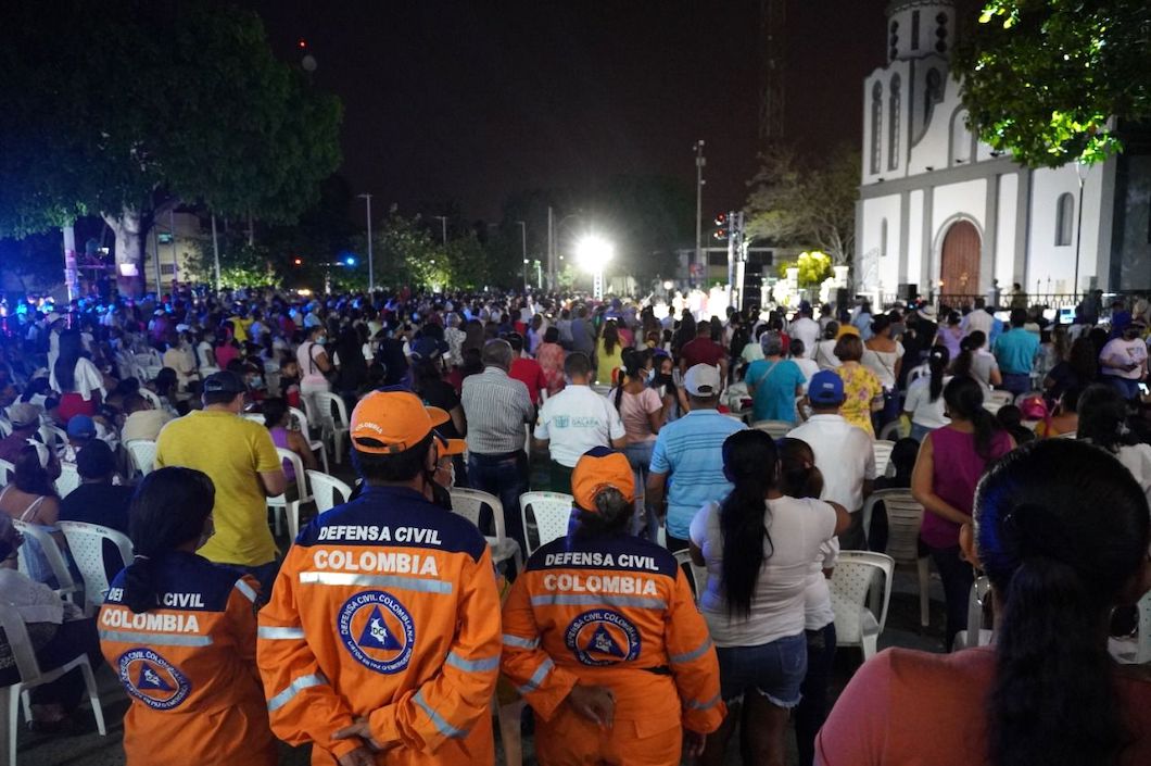 La Defensa Civil atenta en la plaza principal.