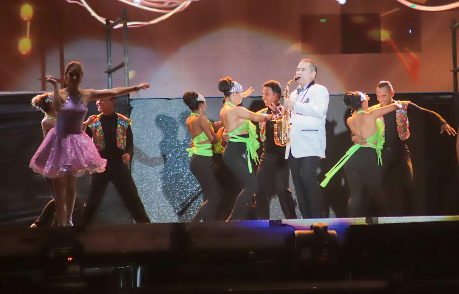 El papá de la Reina del Carnaval, el médico Daniel Charris, toca el saxofón.