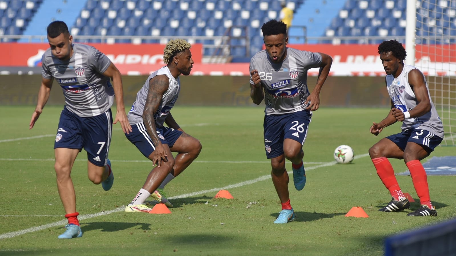 Los jugadores en entrenamiento previo al partido.