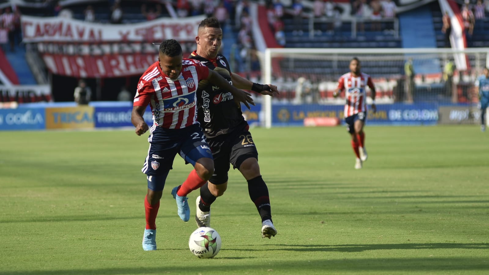 El jugador del Junior Fabián Viáfara disputa el balón con el jugador del Pasto Leiner Escalante, que después salió lesionado.