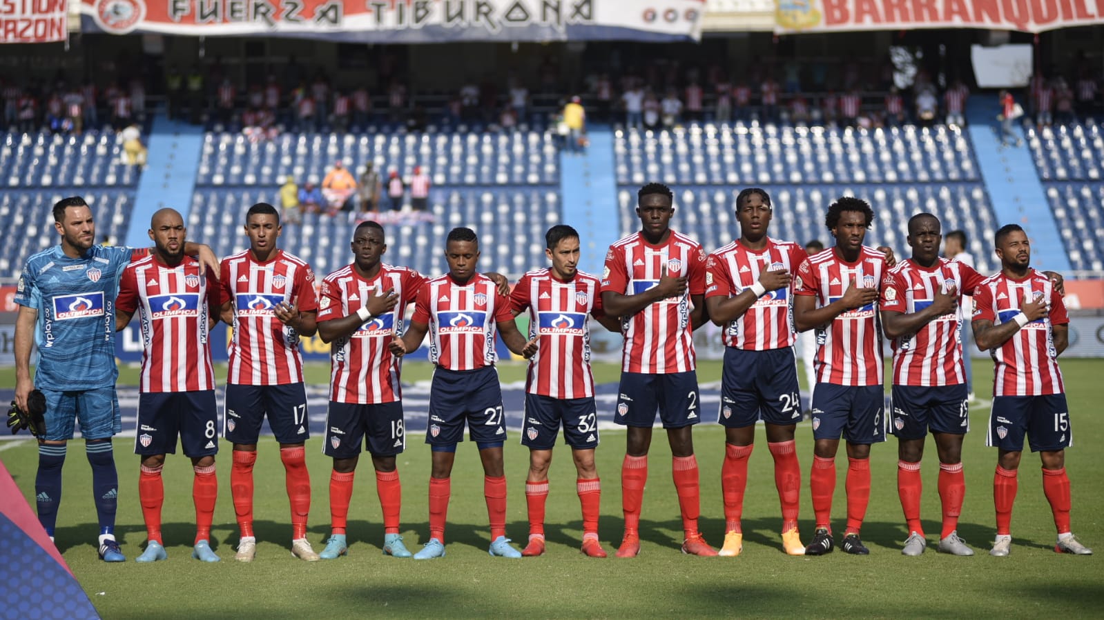 Los 11 inicialistas del Junior, durante los himnos.
