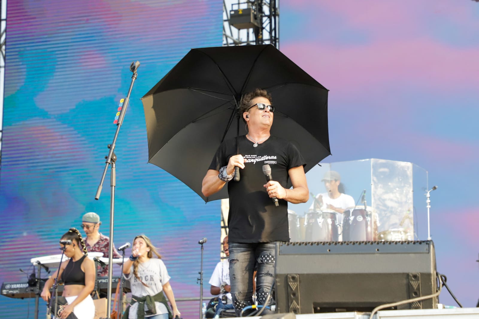 El cantante samario Carlos Vives en un ensayo, previo a su presentación de esta noche en el show de coronación de Valeria Charris como Reina del Carnaval 2022.