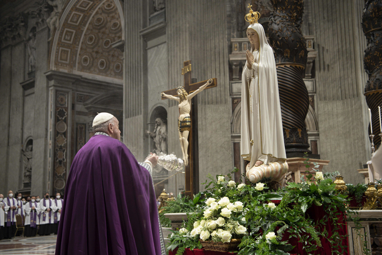 La liturgia por la paz se celebró al mismo tiempo en la Basílica de San Pedro del Vaticano y en Fátima (Portugal).
