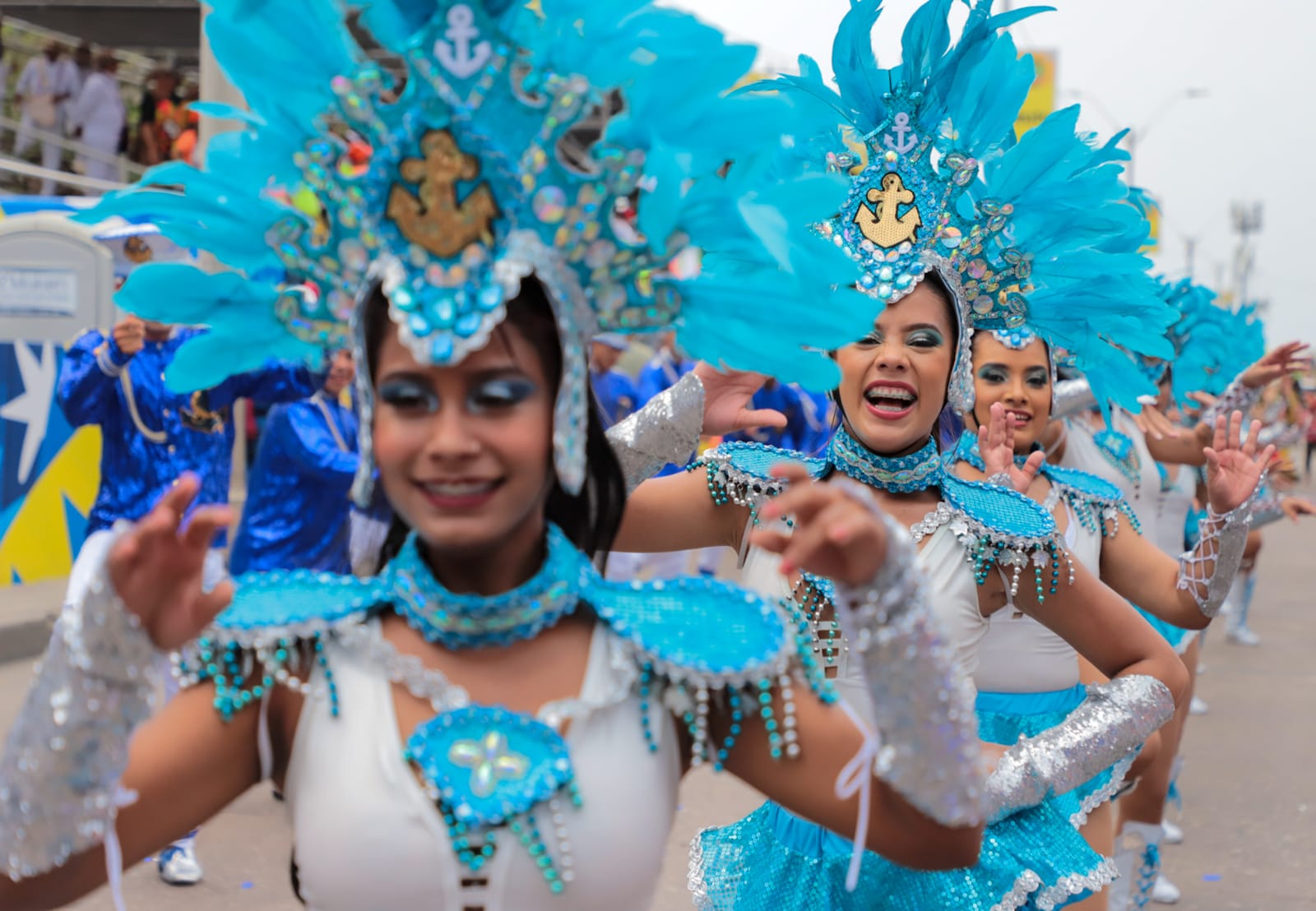 Las comparsas sacaron sus trajes más brillantes. 