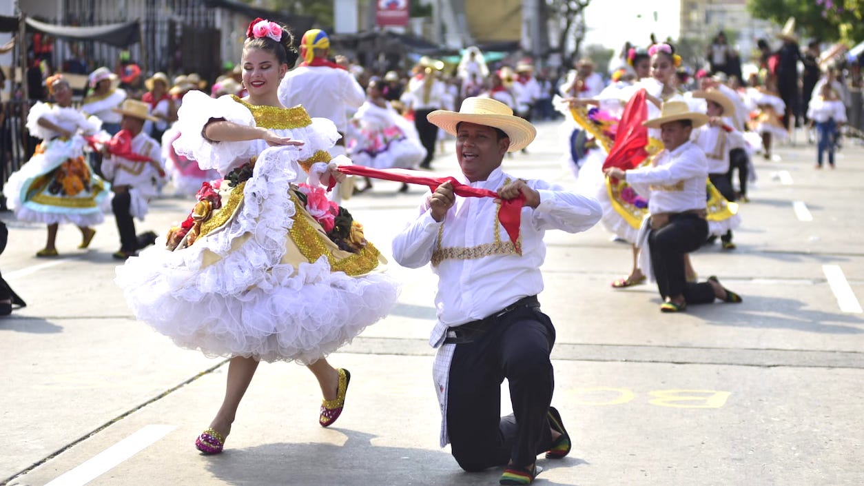 Presentación de la Asociación Dancística Hernán Vargas, de Algeciras, Huila.