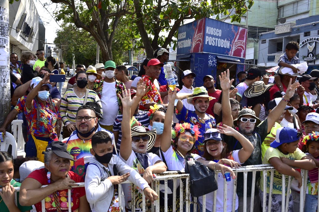 El público apreciando el desfile.
