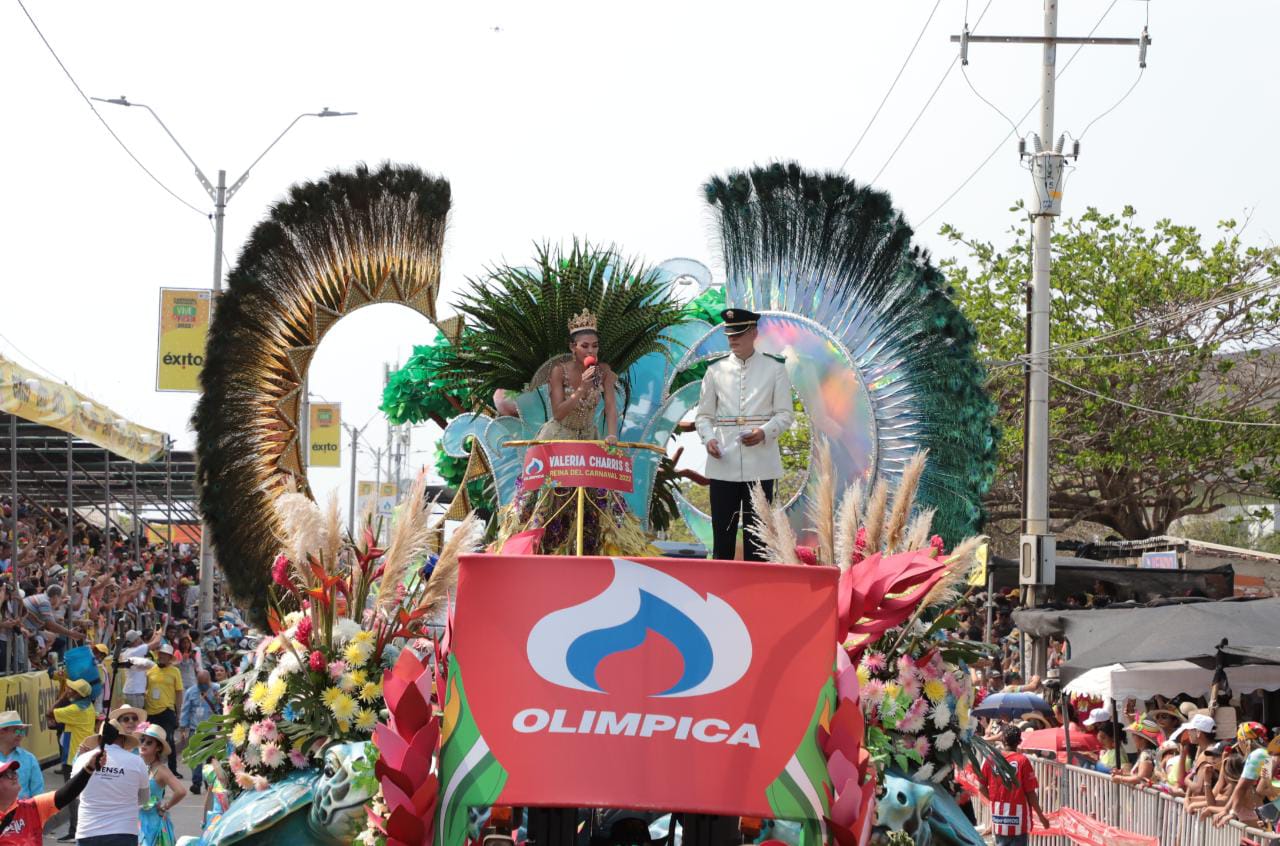Valeria Charris Salcedo, en su carroza en la Batalla de Flores 2022.