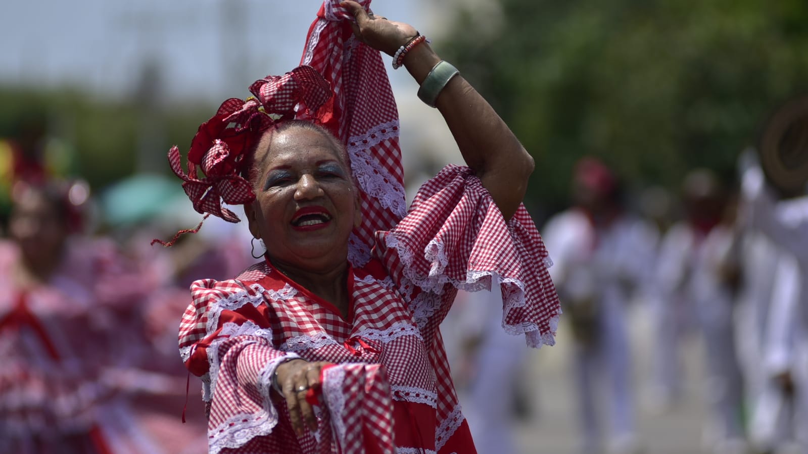 Una tradicional cumbiambera desfila por la Vía 40 con la cumbiamba Los Rumberos.