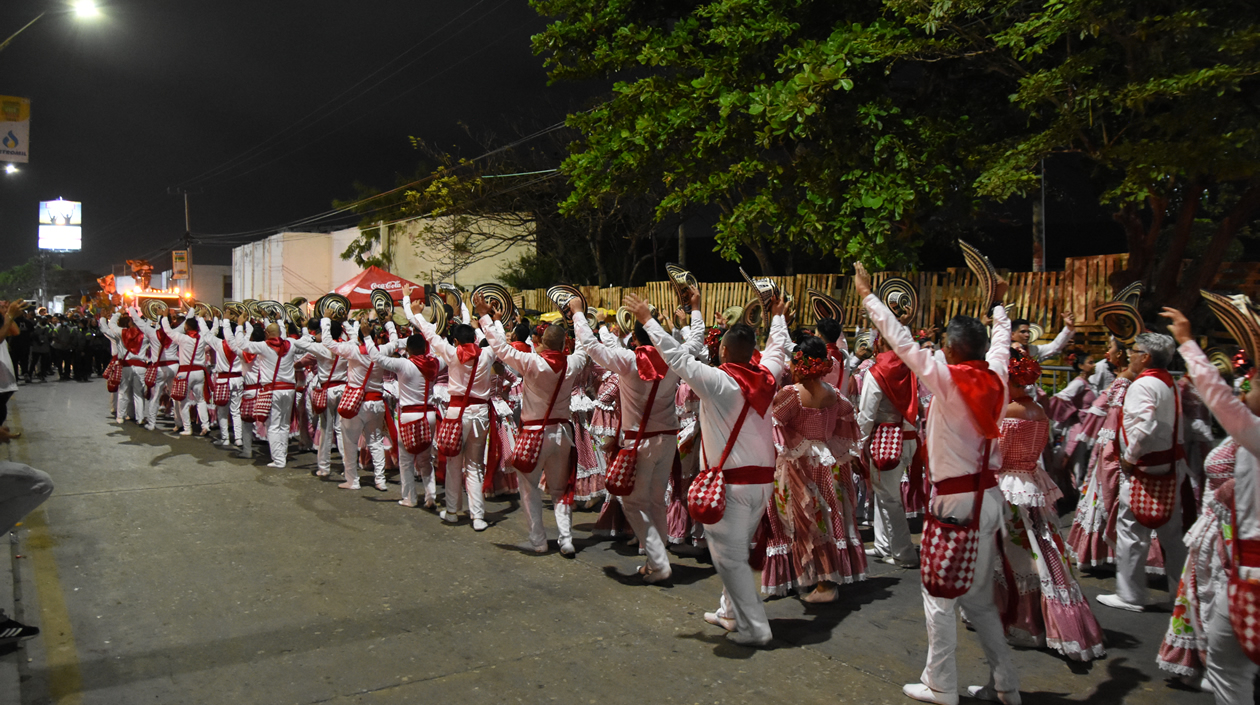 Cumbiamba La Gigantona bailando en la Gran Parada de Tradición 2022