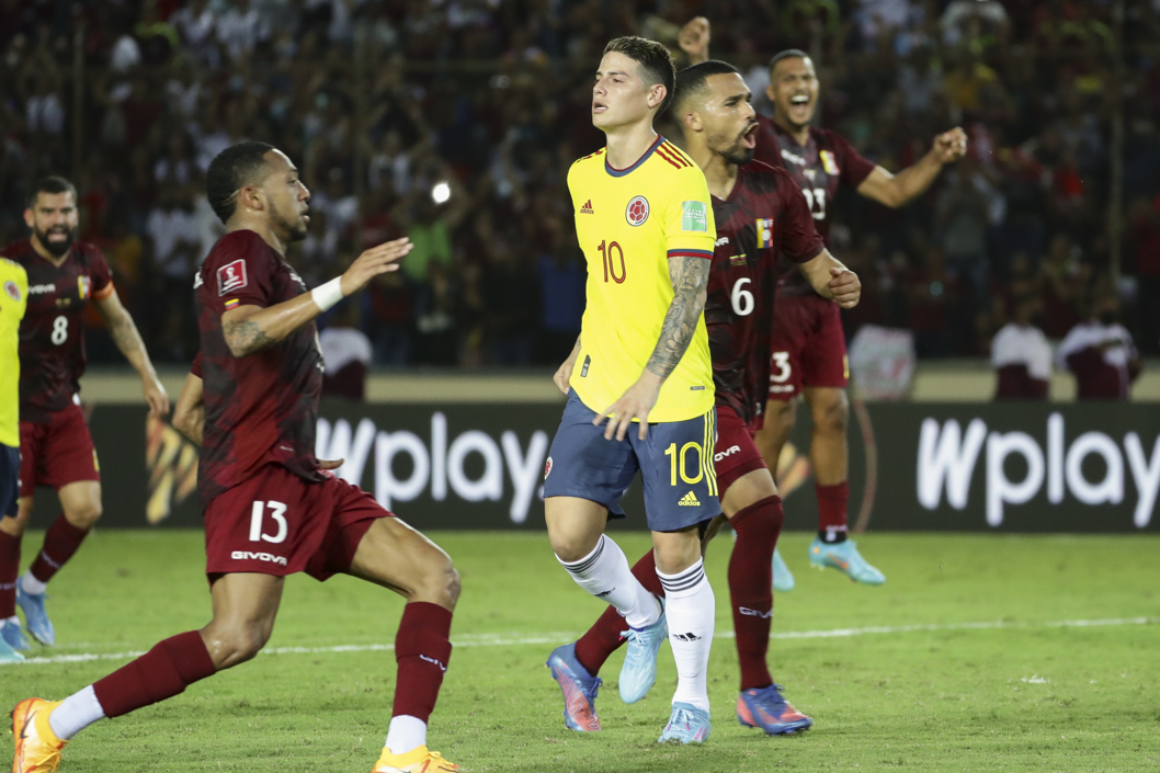 James Rodríguez se lamenta tras el primer cobro fallido de un penalti que posteriormente fue repetido.