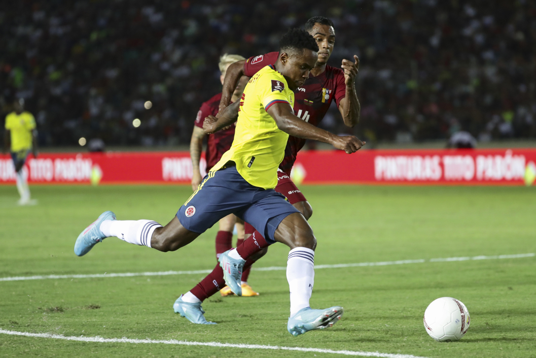 Oscar González de Venezuela disputa el balón con Luis Sinisterra de Colombia.