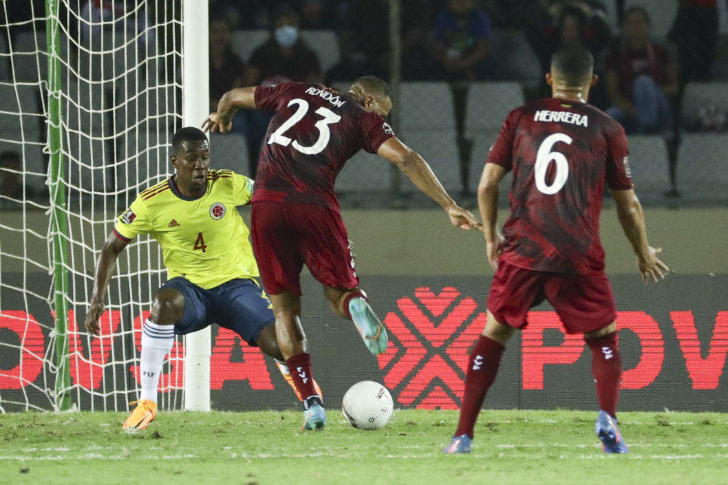 Salomón Rondón  de Venezuela disputa el balón con Carlos Cuesta.