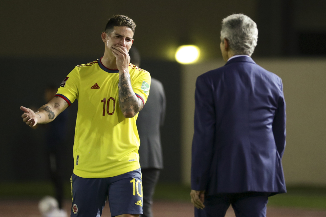 James Rodríguez habla con su entrenador Reinaldo Rueda.
