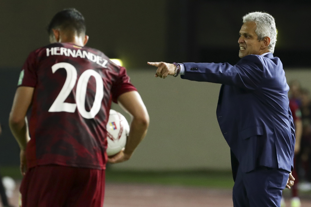El entrenador de Colombia, Reinaldo Rueda, dirigiendo en su zona.