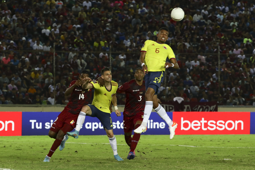 William Tesillo y Rafael Santos Borré disputan el balón con Oscar González.