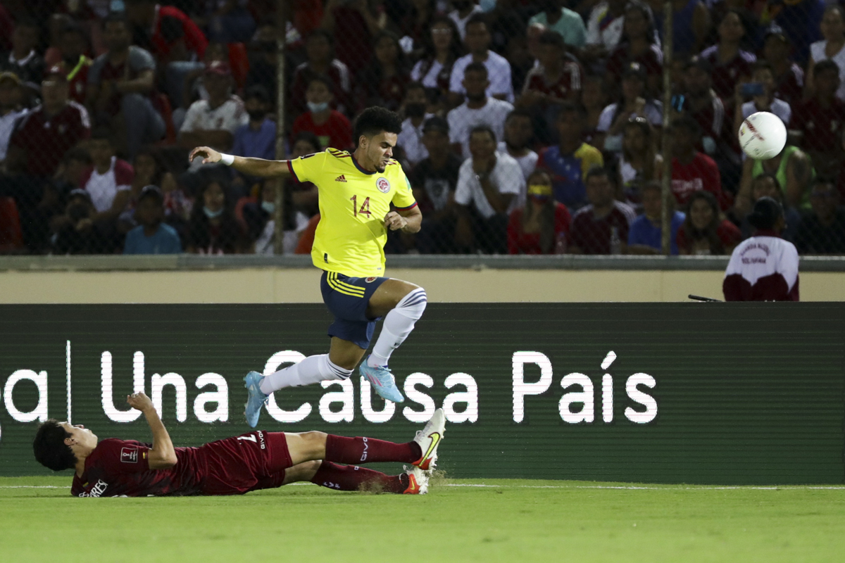 Nahuel Ferraresi de Venezuela disputa el balón con Luis Díaz.