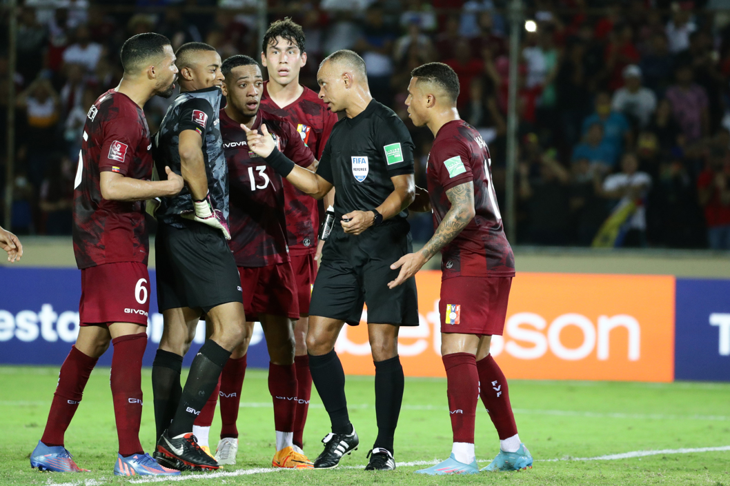 El árbitro Wilton Sampaio discutiendo con jugadores de Venezuela.